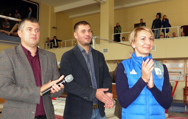 Директор КДЮСШ№2 Андрій Рибак з Оленою Підгрушною Валерієм Кравчуком